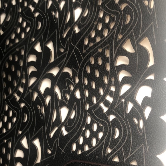 NWT Chaps Alivia laser cut reversible over the shoulder bag black & gold light - Picture 8 of 8